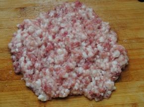 猪肉选用的是五花肉，剁成肉酱备用