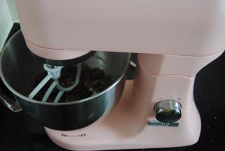 放入厨师机卡口处卡紧，装上搅拌桨，转至2档将馅料搅拌均匀备用