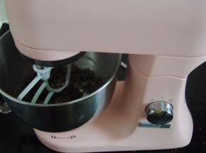 放入厨师机卡口处卡紧，装上搅拌桨，转至2档将馅料搅拌均匀备用