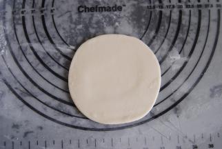 取一份擀成中间厚边缘薄的圆形