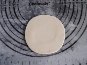 取一份擀成中间厚边缘薄的圆形