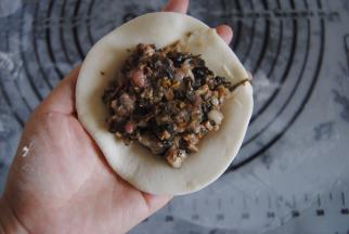 放上适量的菜干猪肉馅