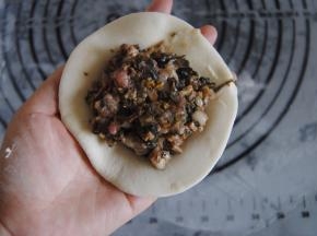 放上适量的菜干猪肉馅