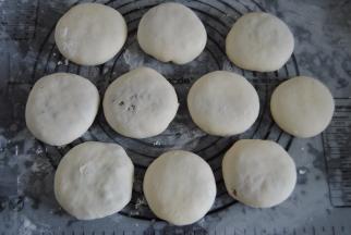 收口朝下稍稍压扁