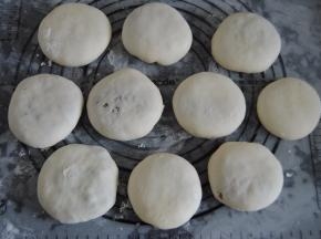 收口朝下稍稍压扁