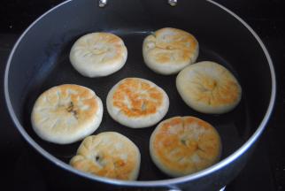 翻面再煎至金黄，大约用时10分钟左右，一定要保证内馅熟透即可出锅