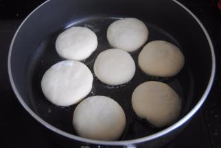 热锅，锅内倒入适量的食用油，将饼胚放入锅内，小火慢煎至金黄