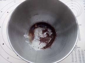 把主料中（除黄油和盐）以外的其它材料全部放入厨师机盆里。
