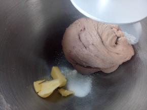 大概10分钟左右，放入盐和软化好的黄油了，继续揉。