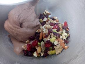 倒入坚果，厨师机一档揉几下就可以（把坚果混在面团里就可以了，时间不宜长）