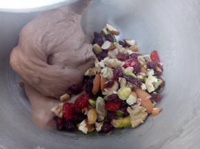 倒入坚果，厨师机一档揉几下就可以（把坚果混在面团里就可以了，时间不宜长）