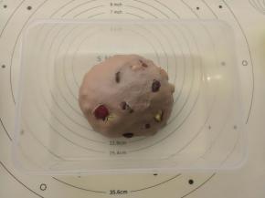 揉好的面团盖保鲜膜进行一发。