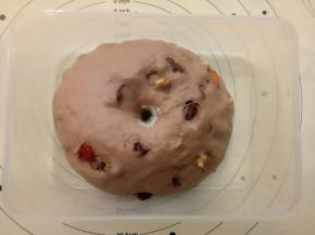 40分钟左右，用手指粘面粉在面团中间戳个洞，不回缩，不塌陷就发好了。