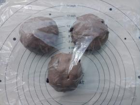 面团取出后平均分成3份揉圆盖保鲜膜松弛15分钟。