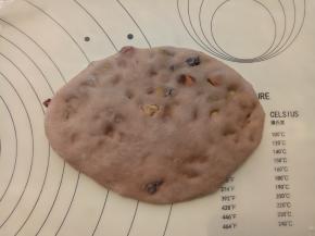 取一份面团擀成牛舌形。