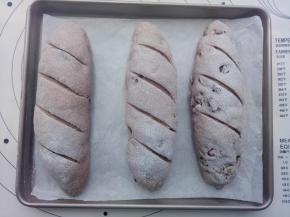 撒上一层高筋面粉，在用刀片在面团上划几道。