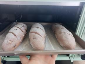 将长帝炫彩CRTF32WBL烤箱上下管分别调到200度预热10分钟后，放入中层200度烤10分钟，转180度烤15分钟。