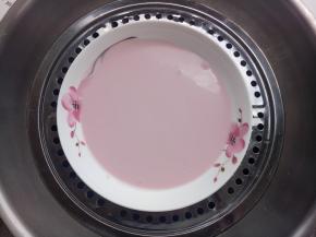 倒入盘子里，上锅蒸。开锅5分钟左右用筷子扎一下，蒸透即可。