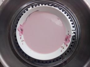 倒入盘子里，上锅蒸。开锅5分钟左右用筷子扎一下，蒸透即可。