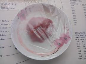 出锅后放几分钟放入黄油带上手套揉匀，盖保鲜膜备用。