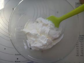 淡奶油加糖粉打至9分发，装入裱花袋放冰箱备用。