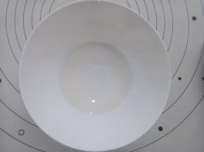 蛋糕体部分：玉米油和牛奶搅拌至乳化。