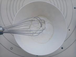 筛入低筋面粉用手动打蛋器画“Z”字形搅拌均匀。