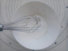 筛入低筋面粉用手动打蛋器画“Z”字形搅拌均匀。