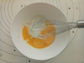 加入蛋黄同样画“Z”字形搅拌均匀。