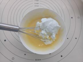 取三分之一蛋白糊加入到蛋黄糊中翻拌均匀。