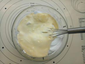 再与剩下的三分之二蛋白糊混合翻拌均匀。