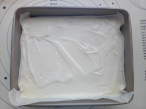 把蛋糕糊倒入阳晨11寸深烤盘中，震几下，把大气泡震出来。