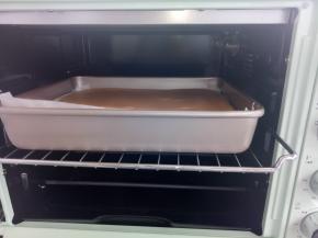 将长帝炫彩CRTF32WBL烤箱上下管分别调到170度预热10分钟后，放入中层烤25分钟。出炉脱模放凉备用。