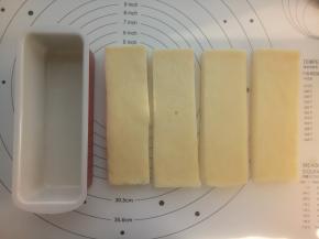 把蛋糕四边切掉，切成与阳晨磅蛋糕模具一样长的4块蛋糕片（此方子是两个白玉卷的量）。