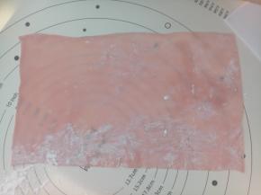 硅胶垫上撒点玉米淀粉，把外皮擀成与模具等宽的长方形（长度正好能包裹一周为宜）。