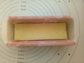 把外皮放进模具里，再放入一片蛋糕。