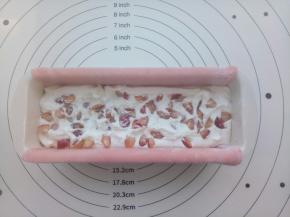 挤上奶油，再撒上樱桃肉碎。