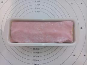 把外皮包好，接缝处捏紧。同样第二个也这样操作。都做好后包上保鲜膜放冰箱冷藏30分钟后取出切成小块就可以享用了。