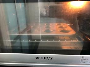 12、烤箱150度上下火预热好，放入烤盘于中下层烘烤20分钟后取出。