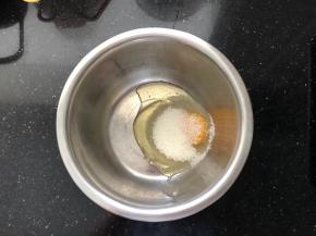 2、鸡蛋加入白砂糖。