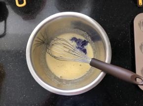 3、用蛋抽搅拌均匀后倒入蝶豆花水。