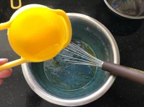 8、分次倒入蛋糊中。