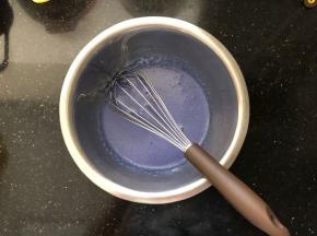 4、继续搅拌均匀。
