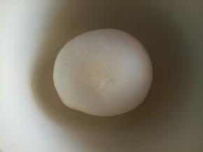 将所有材料混合揉至光滑的面团