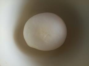 将所有材料混合揉至光滑的面团