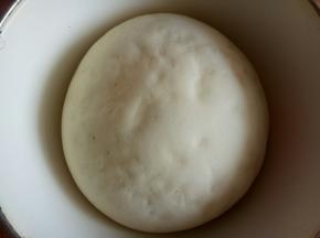 放温暖处发酵至2倍大（拨开后面团呈蜂窝状）