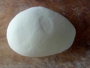 取出面团揉至光滑（面团沾手的话可以撒点干粉）