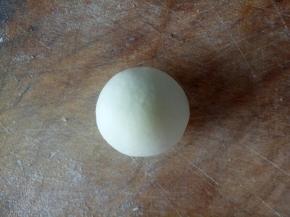 取一个面团揉几下后滚圆