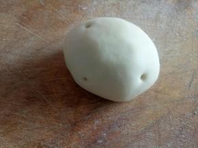 再用竹签扎几个孔，这样更显逼真（不要扎太多哈，太多了就会显得很假）