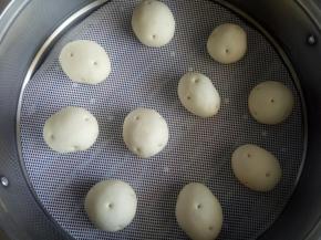 全部整形好后进行二发（用手轻按慢慢回弹就可以了），开水上锅，蒸10-15分钟左右，蒸好不要立马开锅盖，闷个5分钟左右再出锅